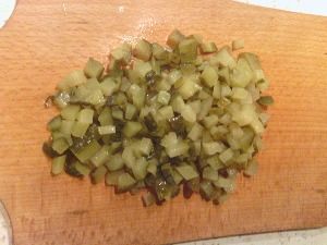 Солоні огірки нарізати кубиками.